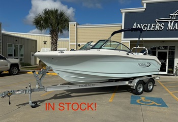 2025 Robalo R207 Ice Blue Boat